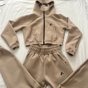 Alphalete ELMTS Full zip crop jacket and cuffed jogger